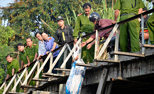 Chùm ảnh thực nghiệm hiện trường vụ giết người bỏ xác vào bao vứt xuống kênh