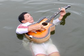 Người phụ nữ có khả năng nổi trên mặt nước ở Quảng Nam