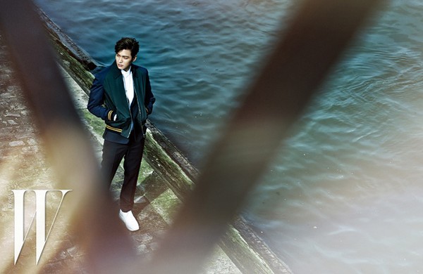 Lee Min Ho “khoe khéo” hình xăm trong bộ ảnh mới
