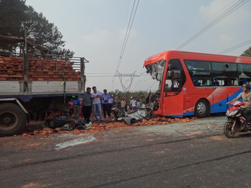 Đắk Lắk: Va chạm nghiêm trọng giữa xe khách và xe tải 
