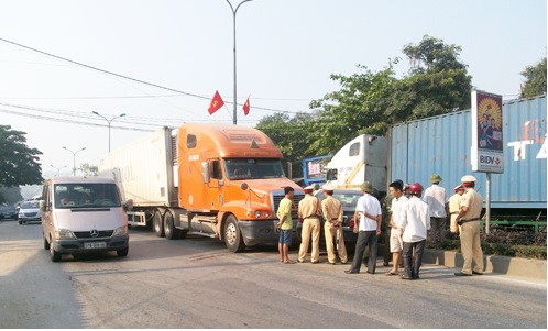 Nghệ An: Va chạm giao thông giữa xe container và xe con 