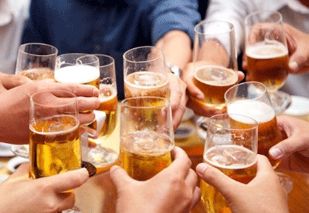 Uống rượu bia có thực sự giúp đàn ông Việt mở mang quan hệ?