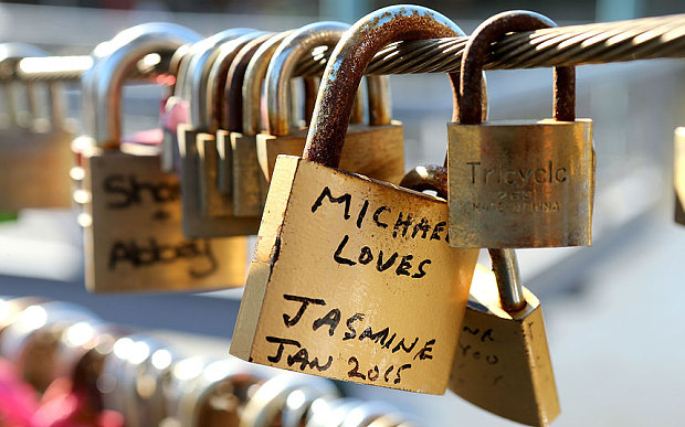 Cắt bỏ hơn 20.000 khóa tình yêu trên cầu tình yêu ở Melbourne
