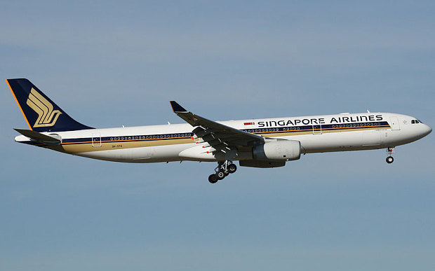 Máy bay của Singapore Airlines rơi tự do khi đi qua vùng bão