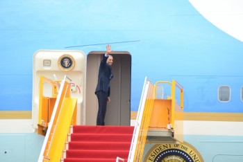 Tổng thống Obama ra sân bay rời Việt Nam