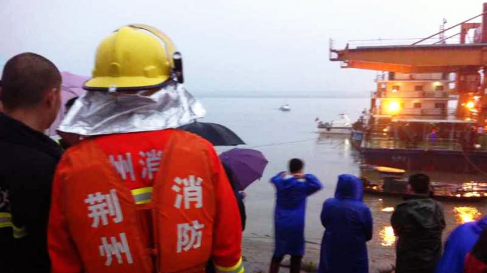 Tàu chở hơn 450 người chìm ở Trung Quốc