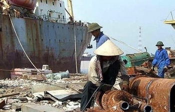 Trung Quốc cấm nhập, sắt thép phế liệu dồn dập về Việt Nam