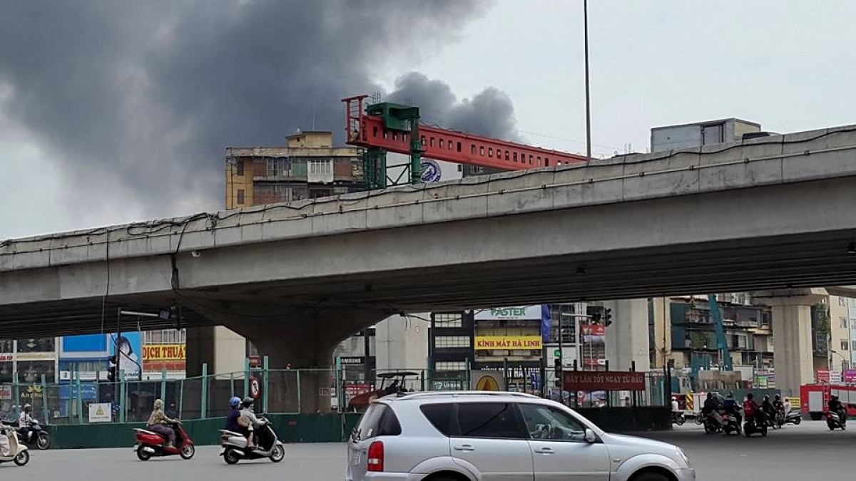Hà Nội: Cháy lớn tại xưởng ô tô Hòa Bình
