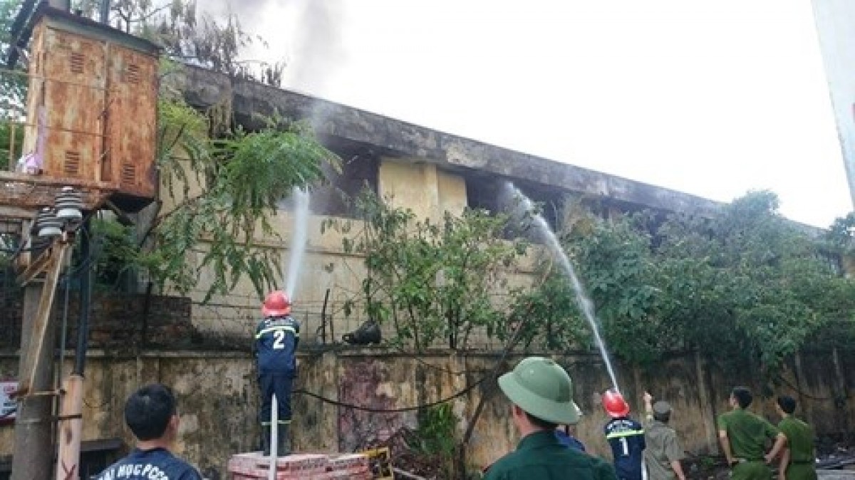Hà Nội: Cháy lớn tại xưởng ô tô Hòa Bình