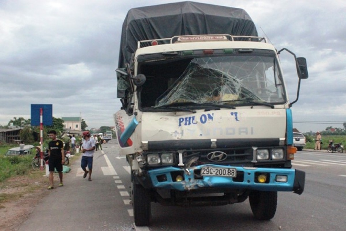 Nghệ An: Xe tải gây tai nạn, 5 người thương vong