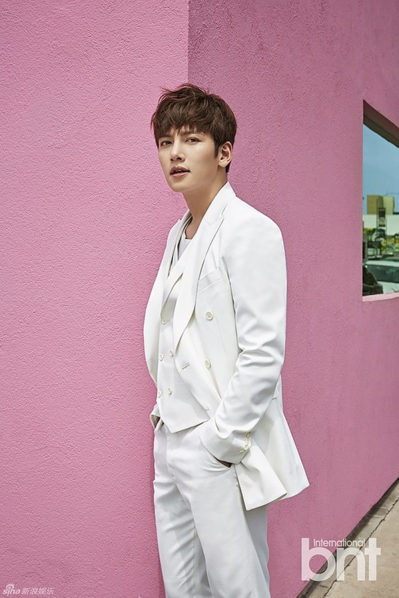 Ji Chang Wook bảnh bao với vest trắng