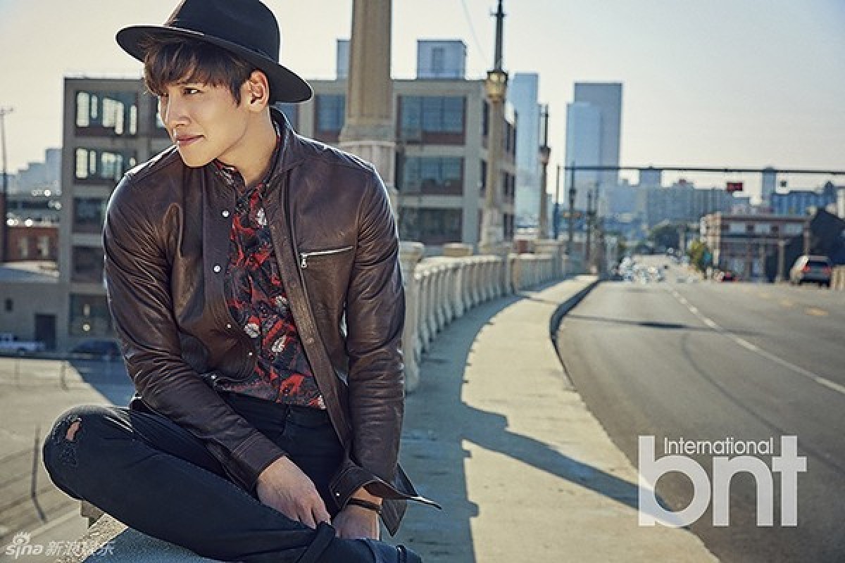 Ji Chang Wook bảnh bao với vest trắng