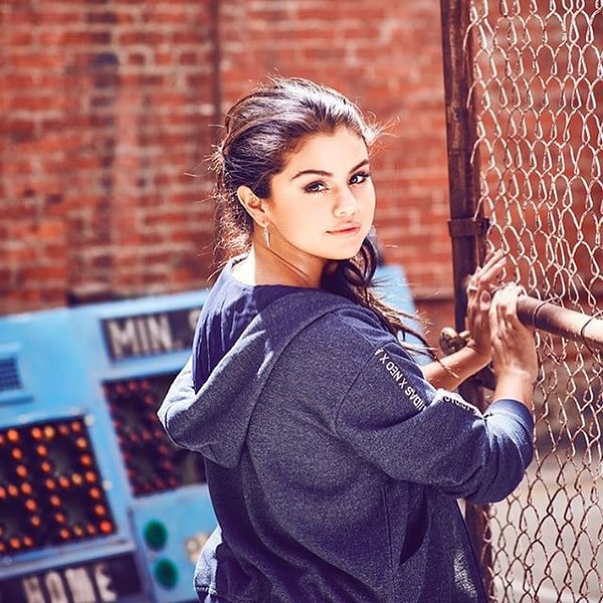 Selena Gomez khoẻ khoắn trong lookbook Adidas Neo