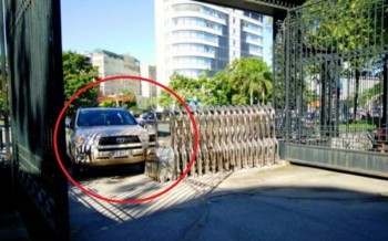 Giá đắt cho ‘nhà báo’ say xỉn tông xe vào cổng UBND tỉnh
