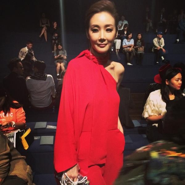 Choi Ji Woo “cứng đơ” tại Paris Fashion Week
