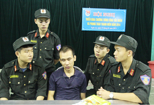 TP Vinh: Bắt giữ đối tượng vận chuyển 1kg ma túy đá