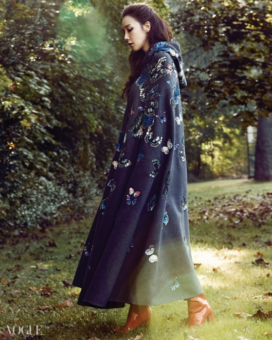 Choi Ji Woo khoe vẻ quý phái trên Vogue