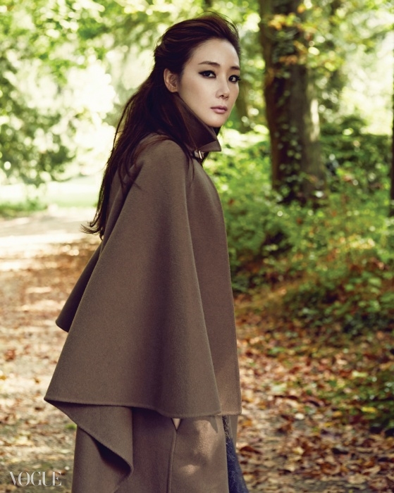 Choi Ji Woo khoe vẻ quý phái trên Vogue