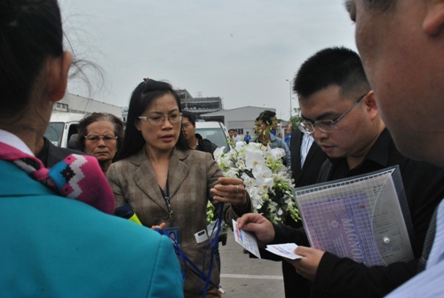 Di hài 3 mẹ con vụ rơi máy bay MH17 về đến Việt Nam