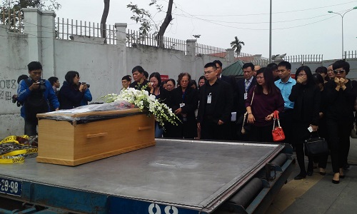 Di hài 3 mẹ con vụ rơi máy bay MH17 về đến Việt Nam