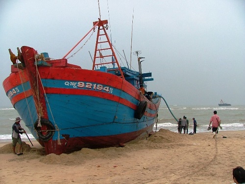 Quảng Bình: Tiến hành trục vớt một tàu cá bị mắc cạn tại Cảng cá Gianh