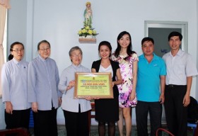 Công đoàn NCSP tặng quà cho Trung tâm bảo trợ người già