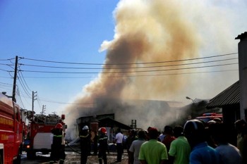 Bình Dương: Cháy nổ lớn tại xưởng gỗ