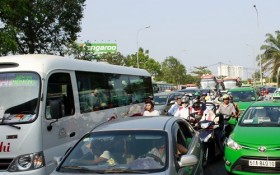 TP HCM: Ùn tắc giao thông "căng thẳng" ngày cận Tết