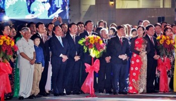 Chủ tịch nước dự lễ khai mạc Đường hoa Nguyễn Huệ