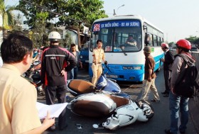 Xe buýt đâm ba xe máy gây tắc đường nghiêm trọng