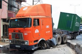 Xe container nổ lốp, đốn ngã hàng loạt dải phân cách