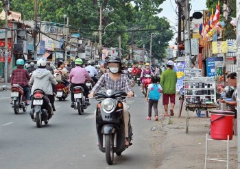 Chợ trời Sài Gòn: Bán từ hàng thải đến hàng gian