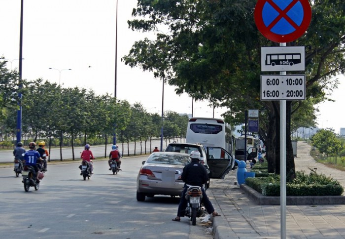 Phớt lệnh cấm, xe khách vẫn dừng trên đường Mai Chí Thọ