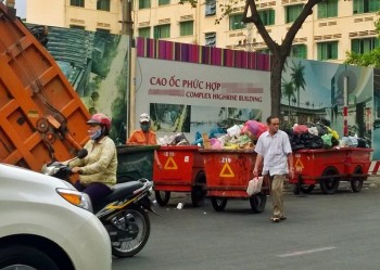 Tập kết rác gây ô nhiễm ở trung tâm Sài Gòn