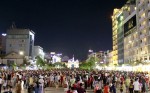 Hàng nghìn người đổ về phố đi bộ Nguyễn Huệ ngày đầu hoạt động