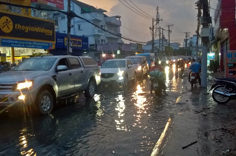 mua lon nhieu gio sai gon ngap nang