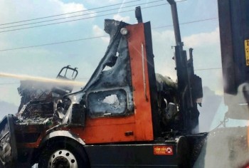 Xe container bốc cháy dữ dội trên cao tốc