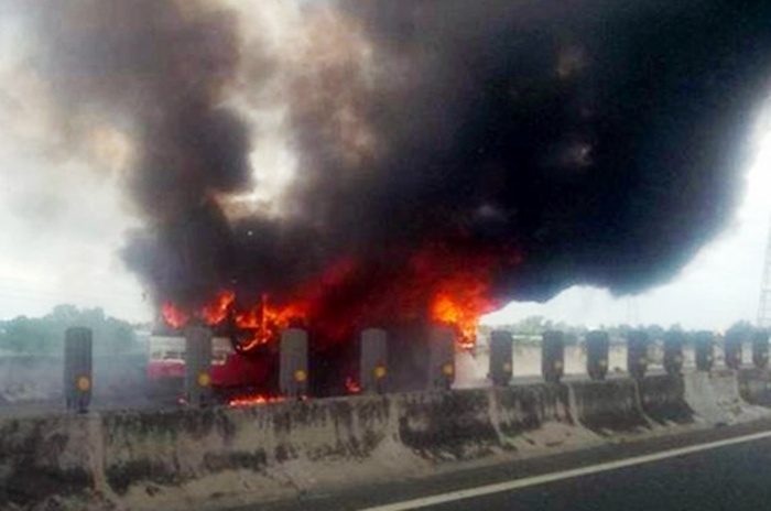 Xe khách cháy rụi trên cao tốc TP HCM - Trung Lương
