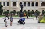 TP HCM: Xe máy vô tư chạy vào phố đi bộ Nguyễn Huệ