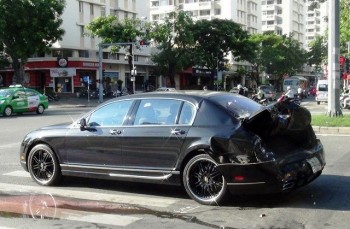 Bentley dừng đèn đỏ bị xe container tông biến dạng