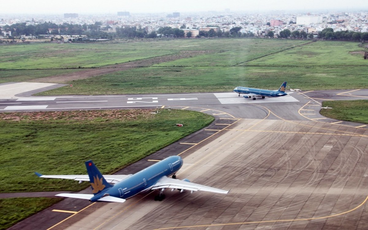 Sân bay Tân Sơn Nhất khai thác trở lại đường băng bị sét đánh