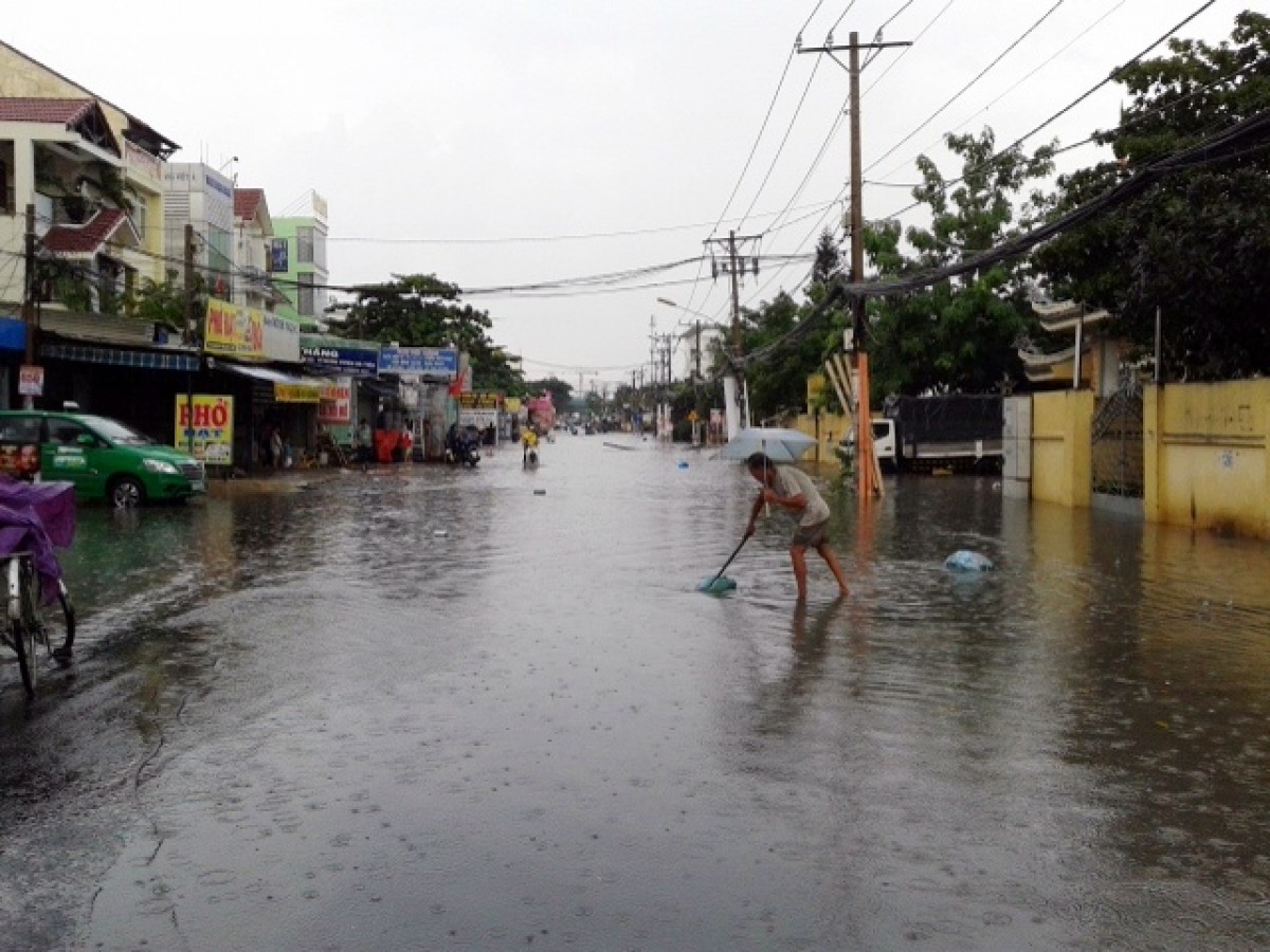 TP HCM: Nhiều tuyến đường ngập nặng do mưa lớn