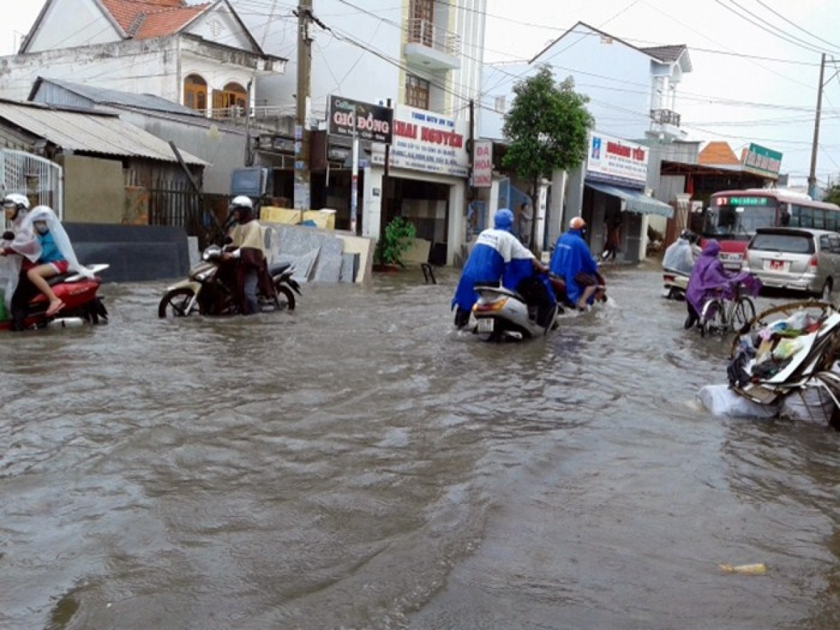 TP HCM: Nhiều tuyến đường ngập nặng do mưa lớn