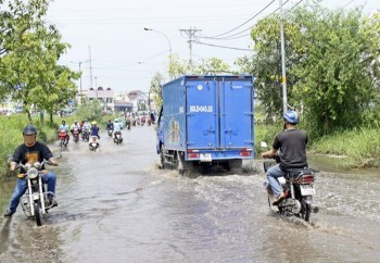 Người Sài Gòn lội nước trên đường giữa trưa nắng