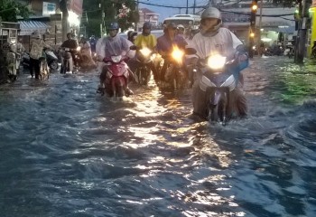 TP HCM mưa lớn, nước cống đen tràn ra đường