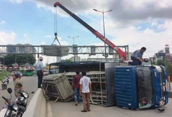 Xa lộ Hà Nội ùn tắc 2 giờ vì xe tải lật