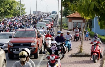 Đi xe trên vỉa hè bị phạt đến 1,2 triệu đồng