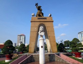 Di dời 2 tượng đài trước chợ Bến Thành