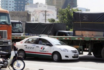 Xa lộ Hà Nội ùn tắc nghiêm trọng vì container va chạm taxi