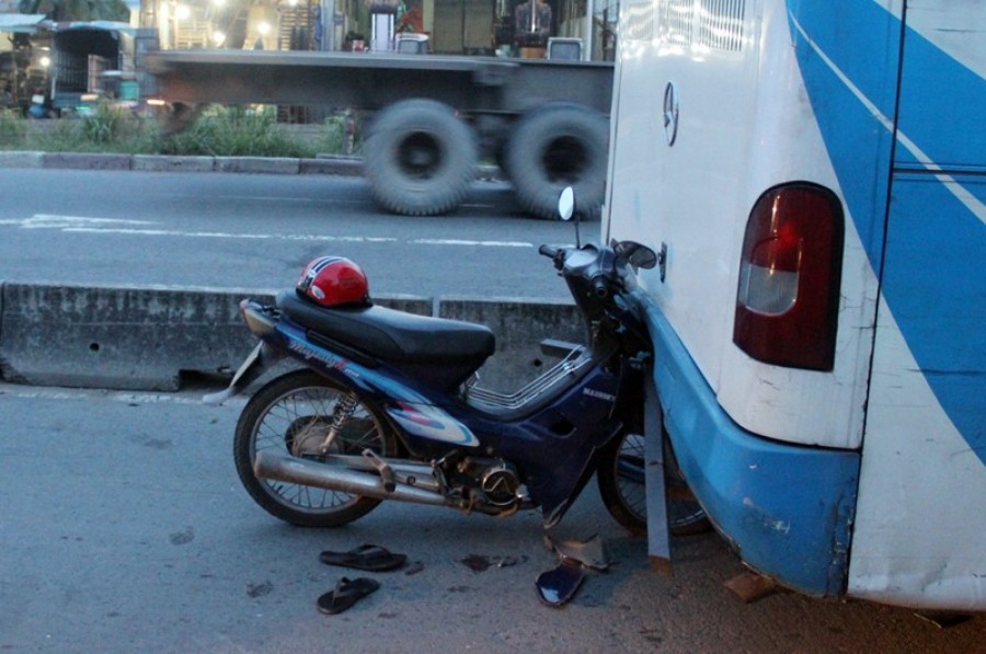 TP HCM: Xe máy “dính” vào đuôi xe buýt